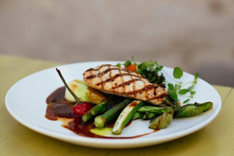 Kip met broccoli, cashewnoten en zwarte rijst