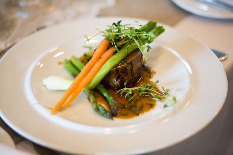 Verfijnd rundvlees met rode wijn jus, asperges en polenta