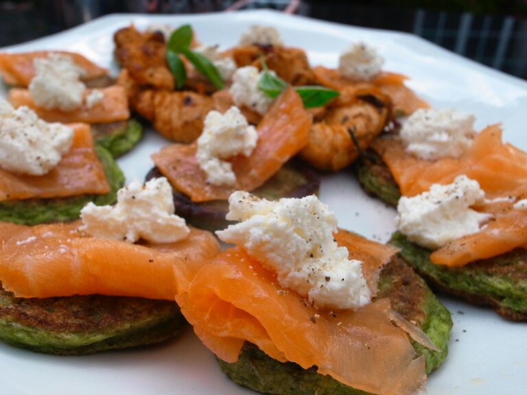Zalmpakketje met rode paprika, spinazie en feta