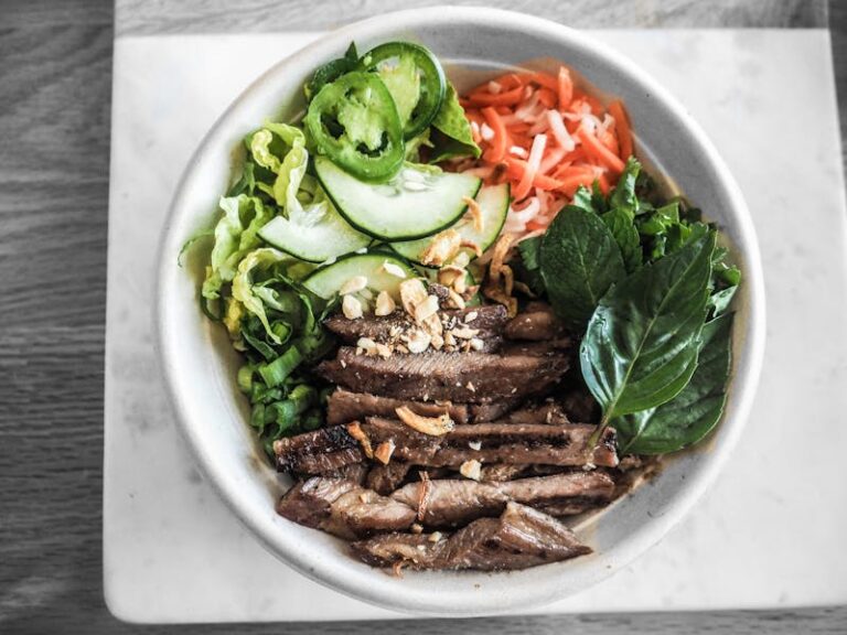 Mediterraan lamsvlees bowl met couscous en geroosterde groenten