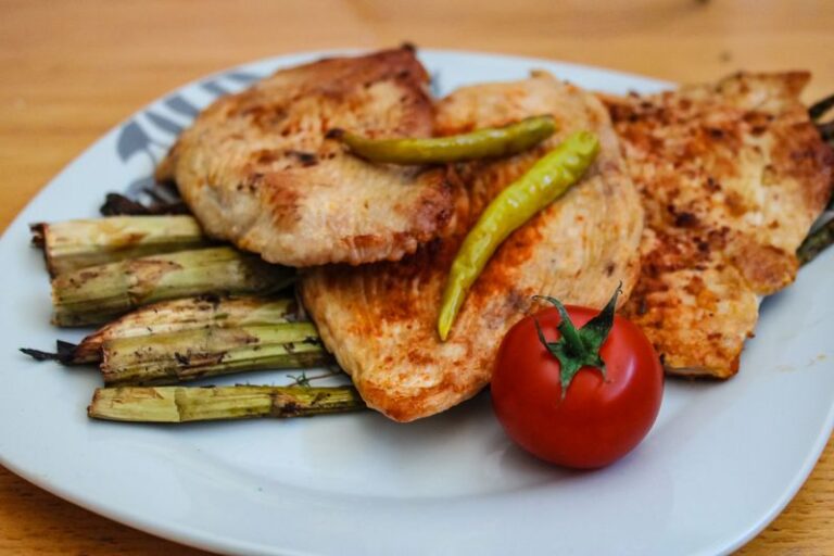 Kip met asperges, knoflook en citroenboter