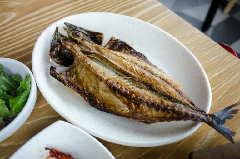 Makreel met paksoi, sesamnoedels en gember